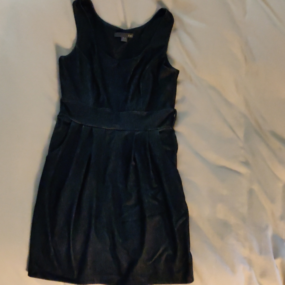 Sleeveless dress with pockets